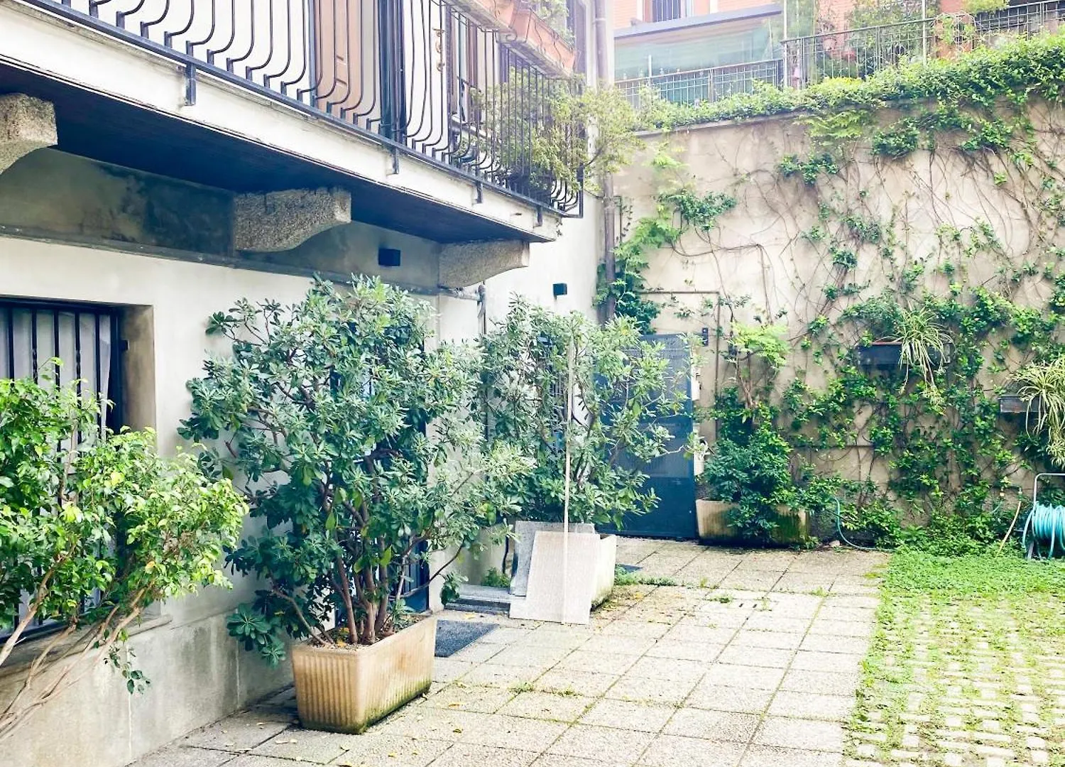 Brenta Place Milano 0*,